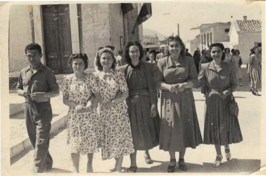 h palia geitonia markopoulo